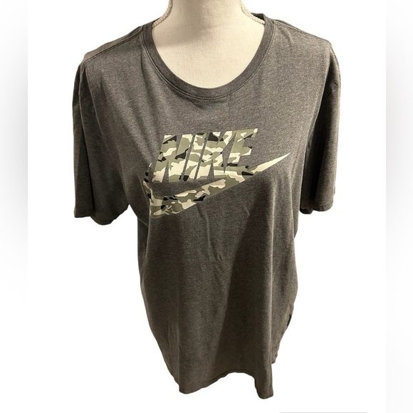 {Nike} The Nike Tee Athletic Cut - Picture 1 of 3